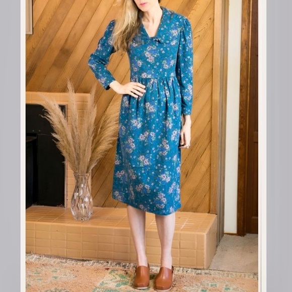 Vintage 1990s Laura Ashley Dress floral dress - 1 owner - Picture 9 of 11